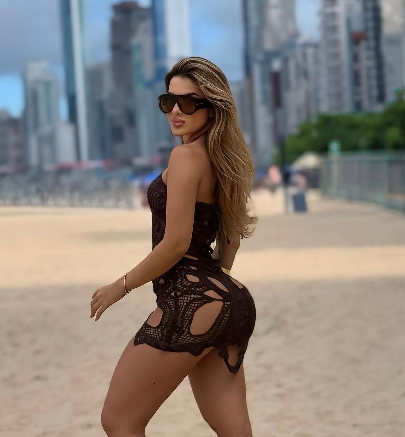 אריאל-Brazilian-tourist-Curvaceous-Blonde-in-Jerusalem-_1